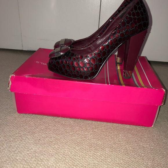 BCBG Cherrywood colored heel!! - Picture 2 of 3